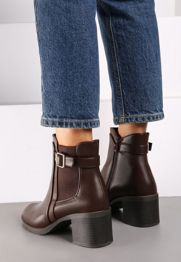 Born2be - Brązowe Botki w Stylu Sztybletów z Gumką i Ozdobną Klamrą Lerisas. Okazja: na spacer. Zapięcie: klamry. Kolor: brązowy. Materiał: jeans. Obcas: na obcasie. Styl: elegancki, klasyczny. Wysokość obcasa: średni