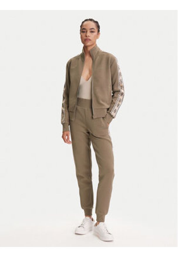 Guess Spodnie dresowe V2YB15 KB3P2 Brązowy Regular Fit. Kolor: brązowy. Materiał: syntetyk