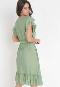 Born2be - Zielona Rozkloszowana Sukienka z Gumką w Pasie Pabelin. Kolor: zielony. Materiał: materiał. Typ sukienki: kopertowe #5