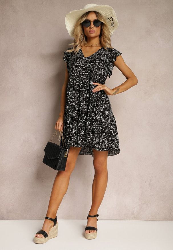 Renee - Czarna Rozkloszowana Sukienka z Bawełny w Kropki z Trójkątnym Dekoltem Riessa. Okazja: na spacer, na co dzień. Kolor: czarny. Materiał: bawełna. Wzór: kropki. Sezon: lato. Typ sukienki: proste. Styl: casual, klasyczny