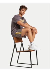 Adidas - adidas Szorty sportowe Essentials French Terry 3-Stripes IS1346 Brązowy Regular Fit. Kolor: brązowy. Materiał: bawełna. Styl: sportowy #3