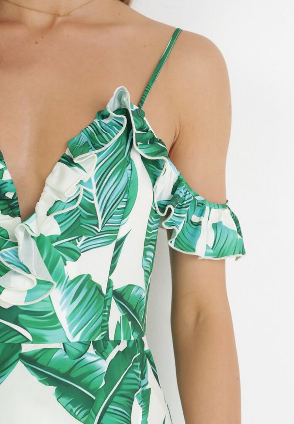 Born2be - Zielona Kopertowa Sukienka Maxi z Falbankami Przy Ramionach Dorinite. Typ kołnierza: kołnierz z falbankami. Kolor: zielony. Długość rękawa: na ramiączkach. Typ sukienki: kopertowe. Długość: maxi