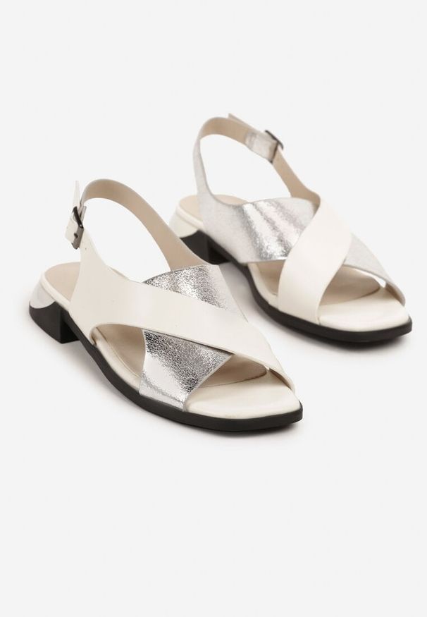 Born2be - Biało-Srebrne Sandały Vices z Metalicznym Zdobieniem Tilinelle. Okazja: na spotkanie biznesowe, na spacer. Kolor: biały. Wzór: aplikacja. Sezon: lato. Obcas: na obcasie. Styl: biznesowy, elegancki. Wysokość obcasa: średni