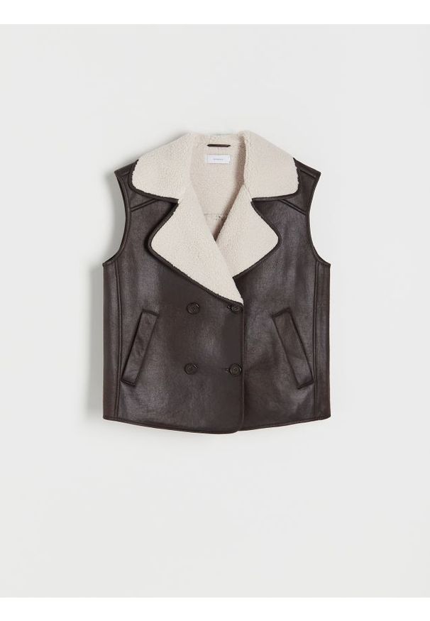 Reserved - Kamizelka z kożuchem - ciemnobrązowy. Kolor: brązowy. Materiał: skóra, materiał