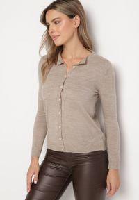 Born2be - Beżowy Kardigan Zapinany na Guziki ze Ściągaczem Omeana. Okazja: na co dzień, do pracy. Kolor: beżowy. Materiał: jeans. Styl: klasyczny, elegancki, casual #3