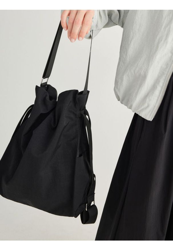 Reserved - Plecak typu worek - czarny. Kolor: czarny. Wzór: gładki
