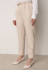Born2be - Beżowe Spodnie Typu Cygaretki z Wysokim Stanem Paskiem i Klamrą Półksiężycem Vikirae. Okazja: na spotkanie biznesowe, do pracy. Stan: podwyższony. Kolor: beżowy. Styl: biznesowy, elegancki, klasyczny #5
