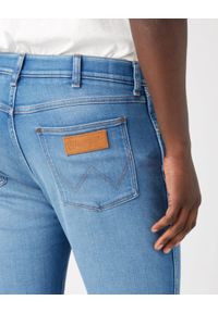 Wrangler - WRANGLER LARSTON MĘSKIE SPODNIE JEANSOWE COSMIC W18SMJ347