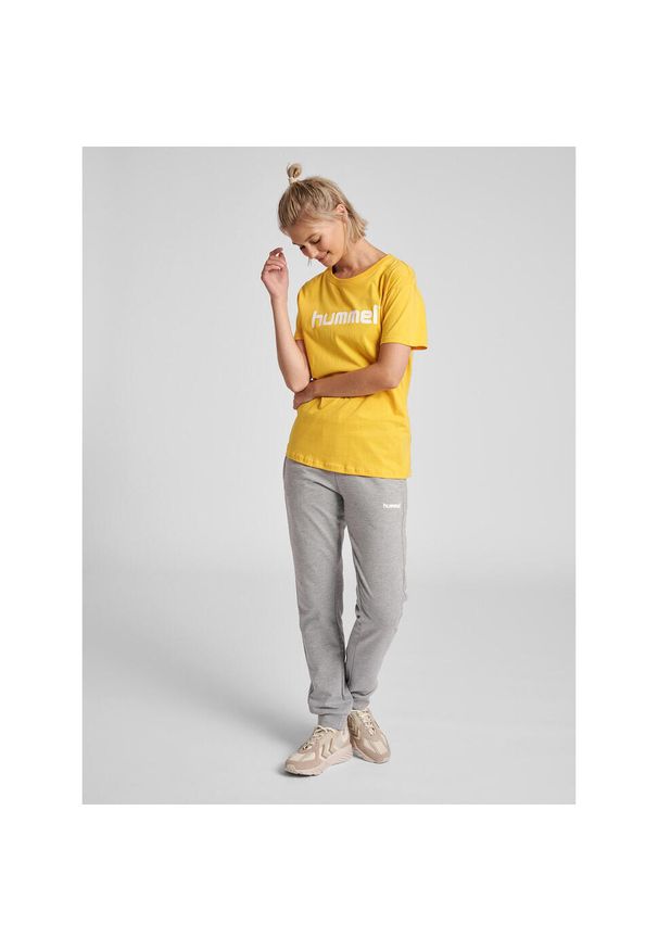 Koszulka sportowa z krótkim rękawem damska Hummel Cotton Logo. Kolor: pomarańczowy, wielokolorowy, żółty. Długość rękawa: krótki rękaw. Długość: krótkie. Sport: piłka nożna