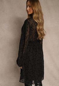 Renee - Czarna Siateczkowa Sukienka o Rozkloszowanym Kroju w Kwiaty Vidsella. Okazja: na co dzień. Typ kołnierza: dekolt w kształcie V. Kolekcja: plus size. Kolor: czarny. Materiał: poliester. Wzór: kwiaty. Typ sukienki: dla puszystych. Styl: casual #2