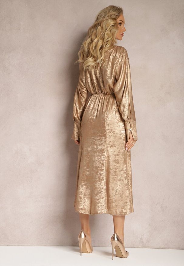 Renee - Szampańska Sukienka Midi z Gumką w Pasie i Rękawami Nietoperz Botella. Kolor: złoty. Wzór: aplikacja. Długość: midi