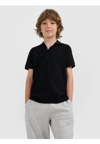 4f - 4F Koszulka polo regular chłopięca - czarna 140 (9-10 lat). Typ kołnierza: polo. Kolor: czarny. Materiał: dzianina. Wzór: ze splotem. Sezon: lato. Styl: klasyczny, sportowy #1