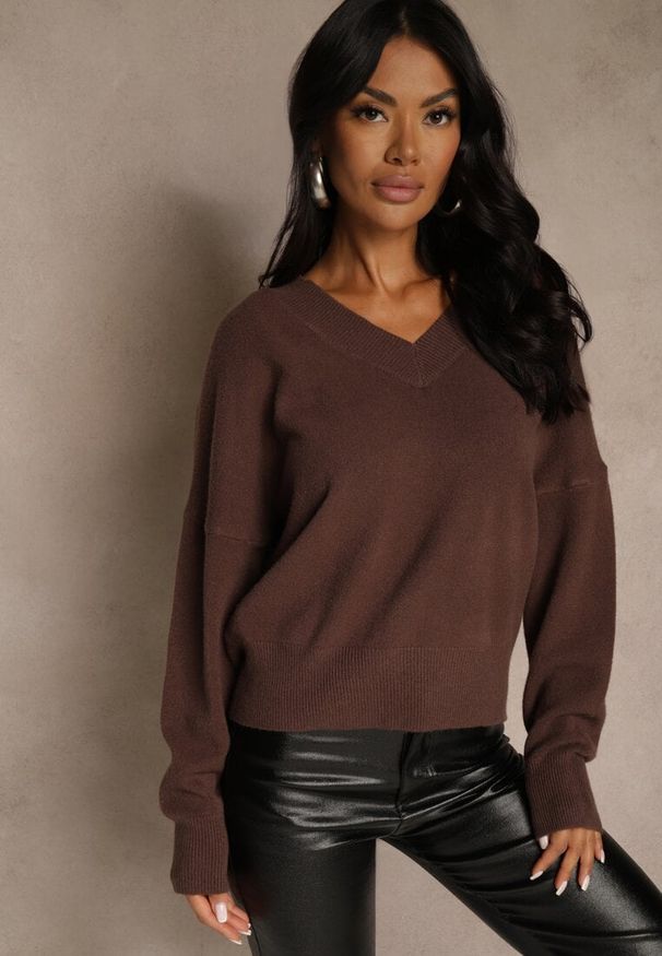 Renee - Brązowy Klasyczny Sweter z Wiskozą i Kaszmirem Marirra. Okazja: na co dzień, do pracy. Typ kołnierza: dekolt w serek. Kolor: brązowy. Materiał: wiskoza, kaszmir. Styl: klasyczny
