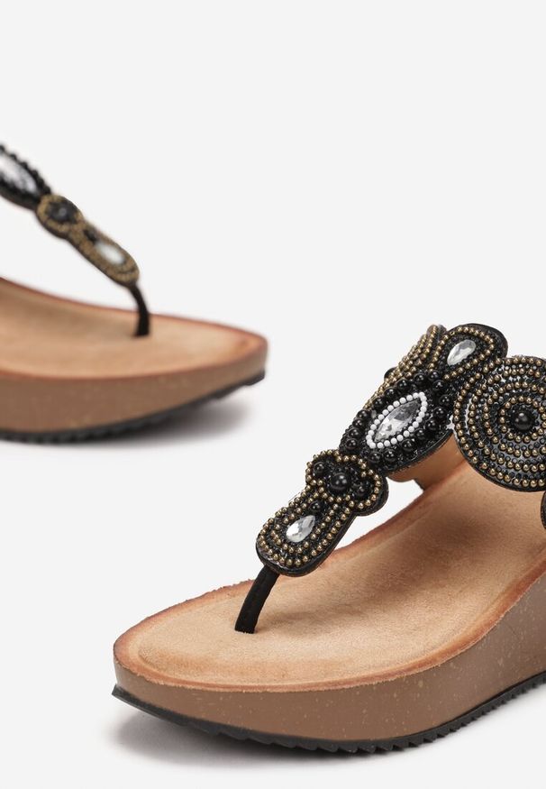 Renee - Czarne Klapki Ozdobione Cyrkoniami i Koralikami na Koturnie Jingera. Kolor: czarny. Materiał: bawełna, jeans. Wzór: aplikacja. Obcas: na koturnie. Styl: boho