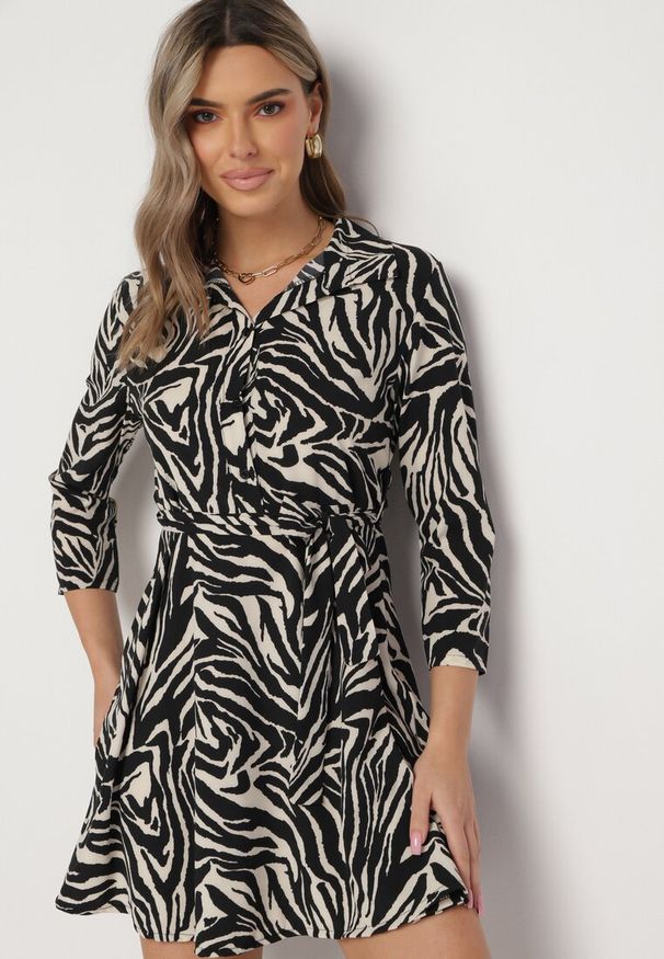 Born2be - Czarno-Biała Sukienka Mini ze Zwierzęcym Printem i Wiązanym Paskiem w Talii Crossie. Kolor: czarny. Wzór: motyw zwierzęcy, nadruk. Długość: mini