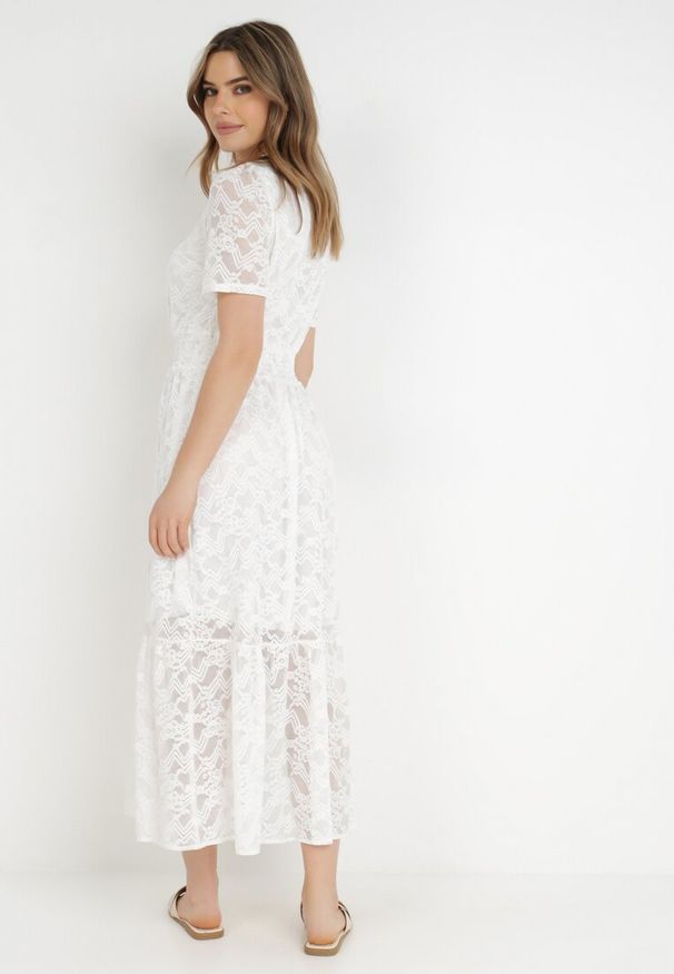 Born2be - Biała Sukienka Sophiche. Typ kołnierza: dekolt w serek. Kolor: biały. Materiał: koronka, tkanina. Wzór: aplikacja, ażurowy, haft. Styl: boho. Długość: maxi