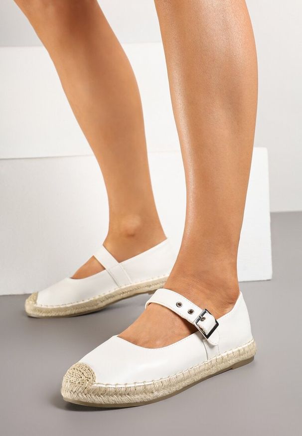 Renee - Białe Espadryle z Plecionką i Paskiem Galvesis. Okazja: na co dzień. Zapięcie: pasek. Kolor: biały. Materiał: jeans. Sezon: lato, wiosna. Styl: elegancki, casual