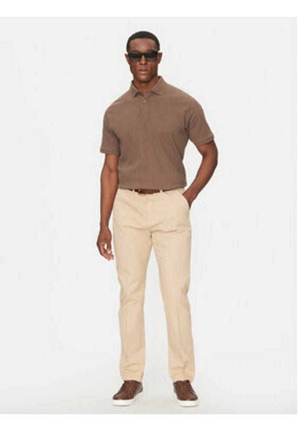 Guess Spodnie materiałowe M5RB51 WGXW1 Beżowy Regular Fit. Kolor: beżowy. Materiał: bawełna