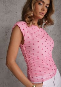 Renee - Różowa Bluzka w Groszki z Siateczki Ozdobiona Marszczeniami bez Rękawów Doreisa. Okazja: na co dzień. Kolor: różowy. Materiał: jeans. Długość rękawa: bez rękawów. Wzór: aplikacja, grochy. Styl: elegancki, casual #4