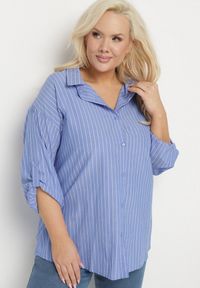 Born2be - Niebieska Koszula w Drobne Paseczki o Klasycznym Kroju z Podpinanymi Rękawami Ilerra. Okazja: na co dzień. Kolekcja: plus size. Kolor: niebieski. Materiał: bawełna, jeans, materiał. Długość rękawa: długi rękaw. Długość: długie. Wzór: aplikacja. Styl: klasyczny #4