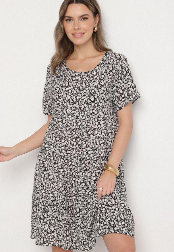 Born2be - Czarna Sukienka z Bawełną w Kwiatowy Wzór Lunasenia. Okazja: na co dzień. Kolor: czarny. Materiał: bawełna. Wzór: kwiaty. Styl: elegancki, casual