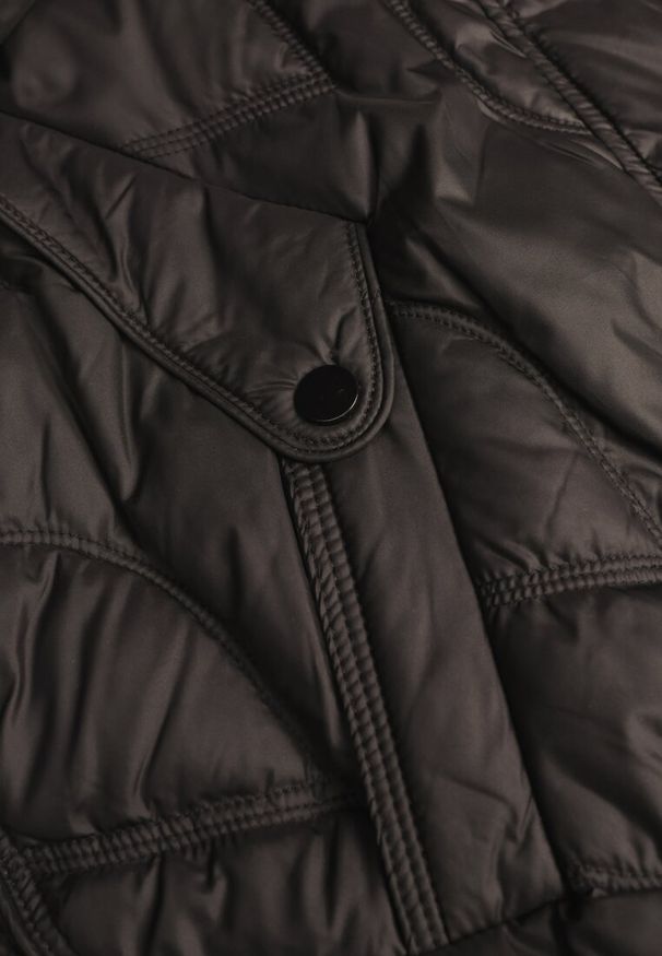 Born2be - Czarna Przejściowa Kurtka z Oryginalnym Pikowaniem i Kapturem Aruvitte. Okazja: na spacer, na co dzień. Kolor: czarny. Materiał: poliester, jeans. Styl: casual