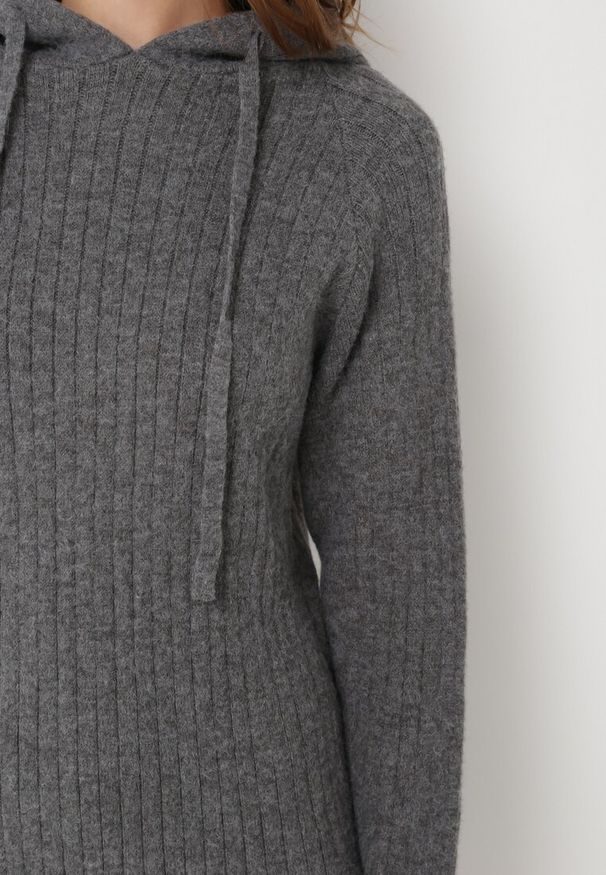 Born2be - Ciemnoszara Wełniana Sukienka z Kapturem w Prążki Tyrwe. Okazja: na co dzień. Typ kołnierza: kaptur. Kolor: szary. Materiał: wełna. Długość rękawa: długi rękaw. Wzór: prążki. Typ sukienki: proste. Styl: klasyczny, casual, elegancki