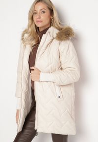 Born2be - Jasnobeżowa Pikowana Kurtka z Odpinanym Kapturem i Futerkiem Ozdobiona Ściągaczami Ellonaria. Okazja: na co dzień, na spacer. Kolor: beżowy. Materiał: futro. Wzór: aplikacja. Sezon: zima. Styl: casual, elegancki #5