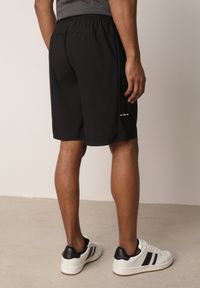 Born2be - Czarne Szorty w Sportowym Stylu ze Sznurkami i Zasuwanymi Kieszeniami Abateia. Okazja: na co dzień. Kolor: czarny. Materiał: materiał. Wzór: napisy. Sezon: lato. Styl: sportowy #7