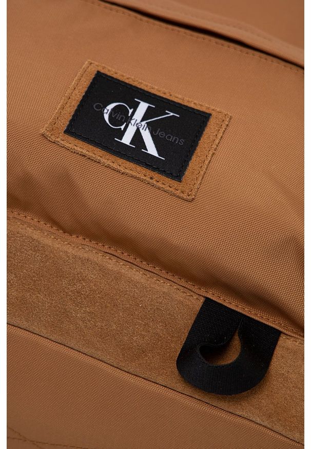 Calvin Klein Jeans plecak męski kolor brązowy duży gładki. Kolor: brązowy. Materiał: materiał, włókno. Wzór: gładki