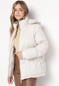 Born2be - Jasnobeżowa Pudełkowa Kurtka Pikowana z Kapturem Anena. Okazja: na co dzień. Typ kołnierza: kaptur. Kolor: beżowy. Materiał: jeans. Styl: klasyczny, casual, elegancki #3