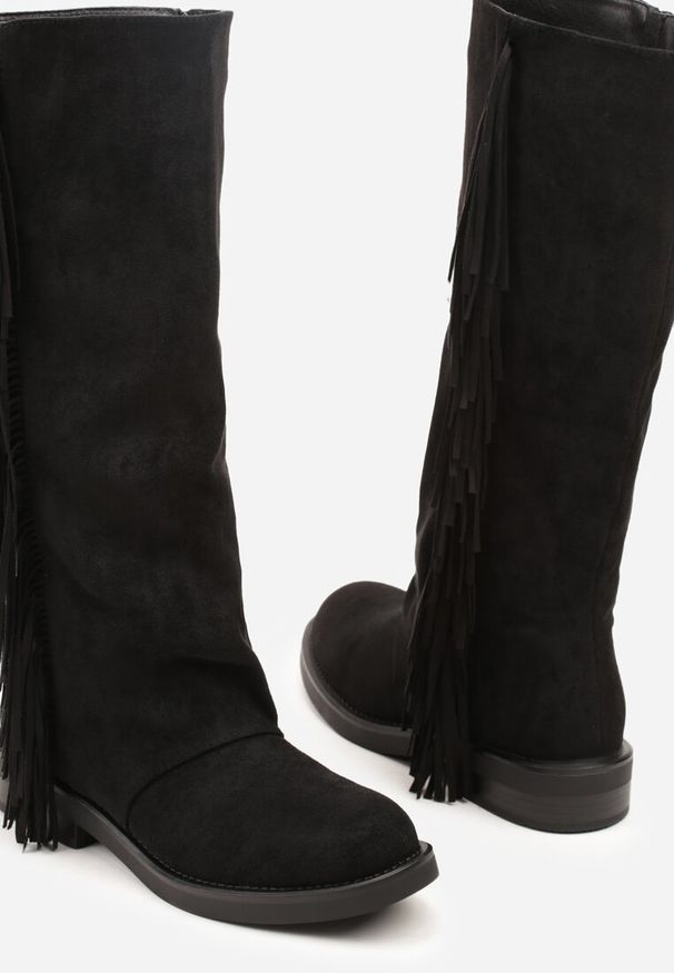 Born2be - Czarne Kozaki w Stylu Boho z Imitacji Zamszu z Frędzlami Vemirina. Okazja: na co dzień. Kolor: czarny. Materiał: zamsz. Obcas: na płaskiej podeszwie. Styl: boho