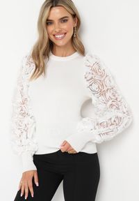 Born2be - Biały Sweter z Elastycznego Materiału i Zdobionymi Rękawami ze Ściągaczami Olufemi. Kolor: biały. Materiał: materiał. Długość rękawa: długi rękaw. Długość: długie. Wzór: aplikacja #3