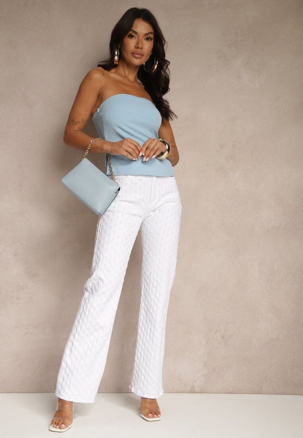 Renee - Białe Jeansy z Bawełny Ozdobione Aplikacjami 3D Tilalisse. Okazja: na co dzień. Kolor: biały. Wzór: aplikacja. Sezon: lato, wiosna. Styl: elegancki, casual