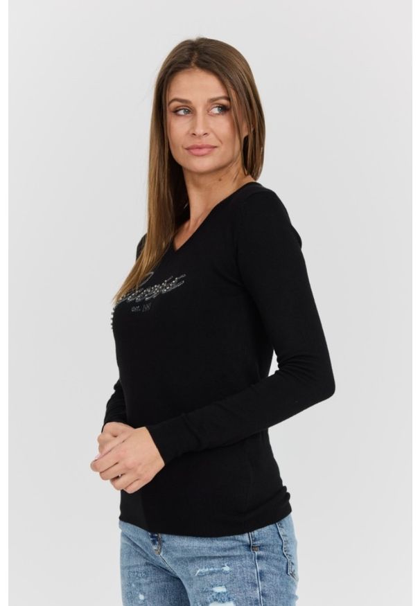 Guess - GUESS Czarny damski sweter Saige Logo Vn Ls Swtr. Typ kołnierza: dekolt w serek. Kolor: czarny. Materiał: materiał. Długość rękawa: długi rękaw. Długość: długie. Styl: elegancki