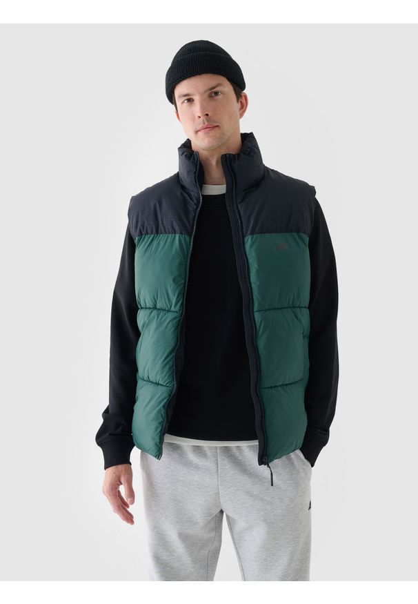 4f - 4F Bezrękawnik puchowy z wypełnieniem syntetycznym męski - zielony XXL. Okazja: na co dzień. Typ kołnierza: kołnierzyk stójkowy. Kolor: zielony. Materiał: puch, syntetyk. Długość rękawa: bez rękawów. Długość: krótkie. Wzór: gładki. Styl: casual, sportowy, klasyczny