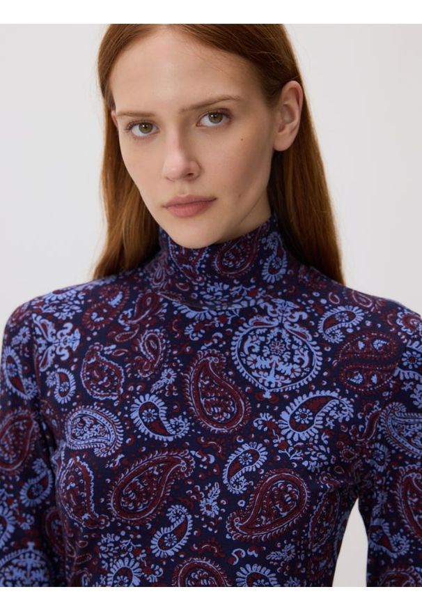 Reserved - Golf z autorskim wzorem - wielobarwny. Typ kołnierza: golf. Materiał: tkanina, wiskoza