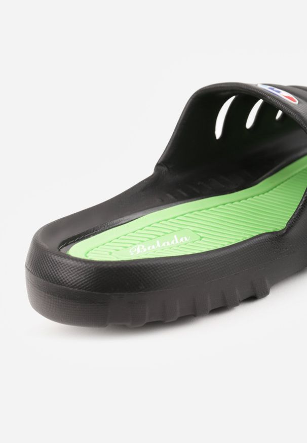 Born2be - Czarno-Zielone Klapki na Grubej Podeszwie z Wycięciami na Cholewce Henria. Okazja: na co dzień. Kolor: czarny. Materiał: jeans, dresówka. Styl: sportowy, wakacyjny, casual