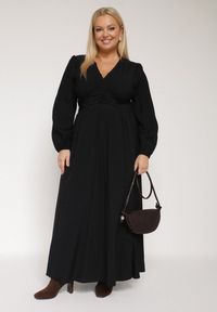 Born2be - Czarna Rozkloszowana Sukienka z Marszczeniem i Gumką w Pasie Fedorna. Okazja: na co dzień. Kolekcja: plus size. Kolor: czarny. Typ sukienki: dla puszystych. Styl: casual, elegancki #6