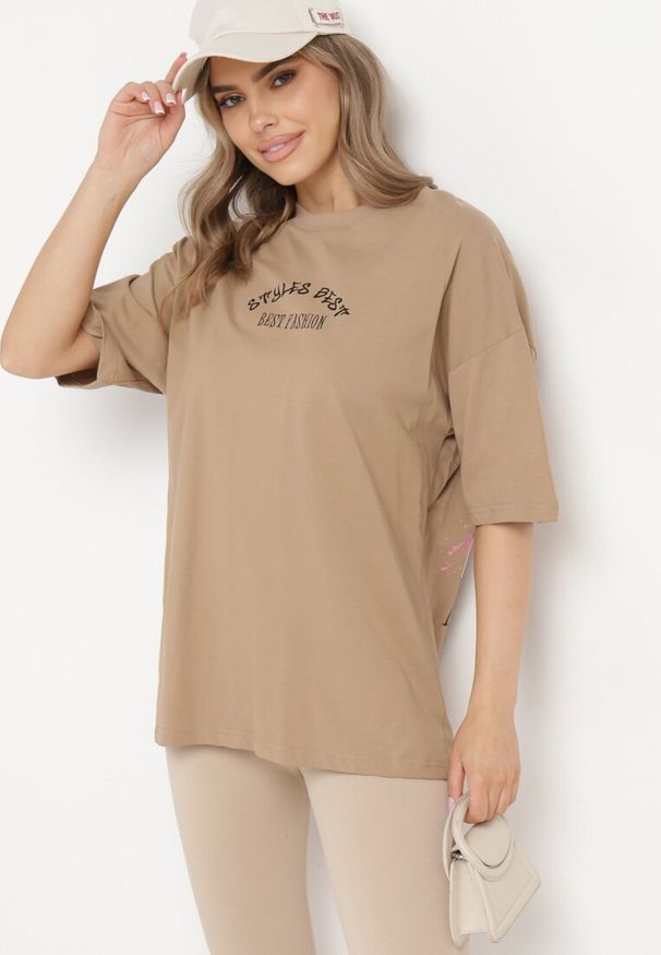 Born2be - Beżowy T-shirt Oversize z Bawełny z Dużym Nadrukiem Kestrella. Kolor: beżowy. Materiał: bawełna. Wzór: nadruk. Styl: elegancki