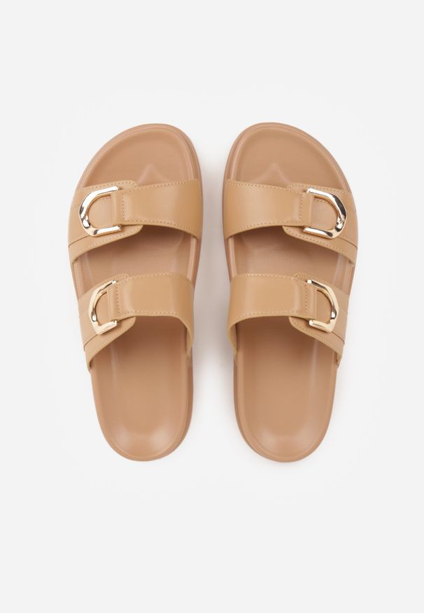 Born2be - Ciemnobeżowe Klapki Ozdobione Dwoma Klamrami Sthosaildy. Okazja: na spacer. Kolor: beżowy. Materiał: satyna. Wzór: aplikacja. Sezon: lato. Styl: boho, elegancki