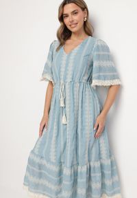 Born2be - Jasnoniebieska Bawełniana Sukienka Boho o Rozkloszowanym Kroju z Wiązaniem i Haftem Korithira. Okazja: na spacer, na co dzień. Typ kołnierza: dekolt w serek. Kolor: niebieski. Materiał: bawełna. Wzór: haft. Sezon: lato. Typ sukienki: rozkloszowane. Styl: boho #3