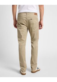 Lee - MĘSKIE SPODNIE MATERIAŁOWE LEE DAREN ZIP FLY NEW KANSAS CITY KHAKI 112360203 L707016437. Kolor: brązowy #5