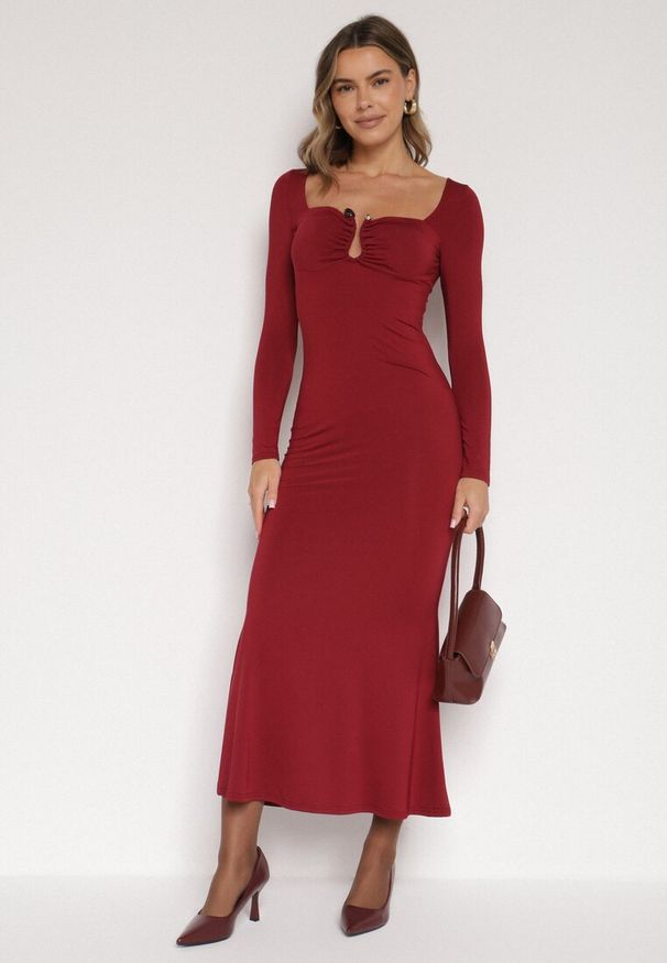 Born2be - Bordowa Koktajlowa Sukienka z Wiskozą i Metaliczną Ozdobą Refare. Okazja: na imprezę. Kolor: czerwony. Materiał: wiskoza. Wzór: aplikacja. Styl: wizytowy