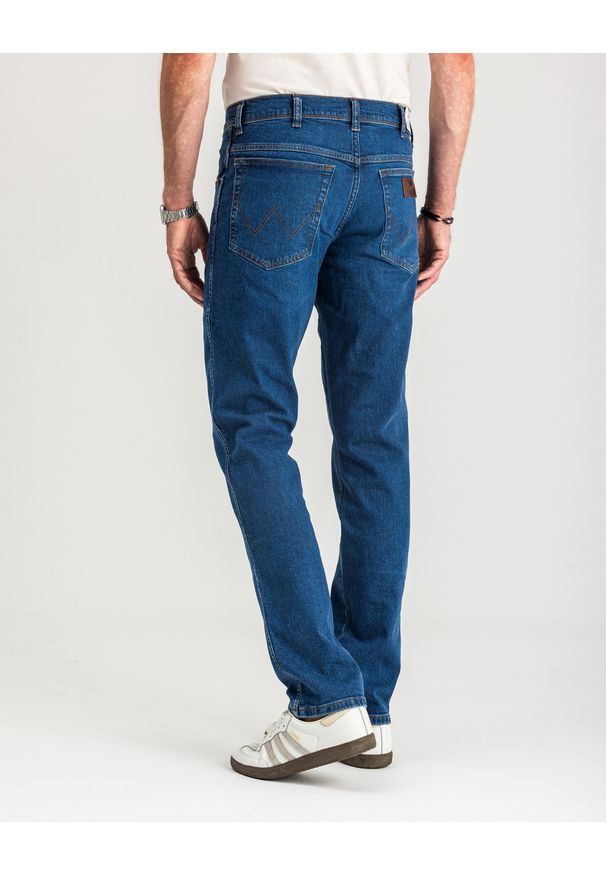 Wrangler - MĘSKIE SPODNIE JEANSOWE WRANGLER TEXAS SLIM GAME ON W12ST112E 112126517. Długość: krótkie. Wzór: jednolity, aplikacja, napisy. Sezon: lato. Styl: klasyczny, retro