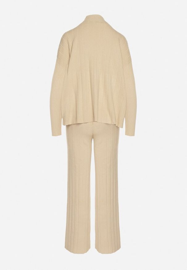 Born2be - Beżowy Sweterkowy Komplet Sweter z Półgolfem i Szerokie Spodnie Alatusa. Kolor: beżowy. Materiał: jeans