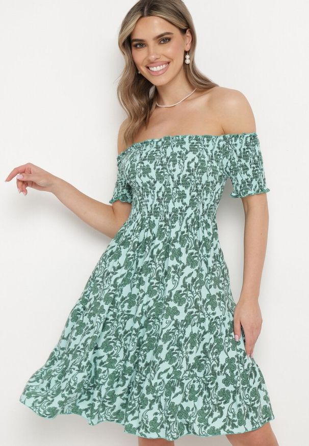 Born2be - Zielona Bawełniana Sukienka z Dekoltem Typu Hiszpanka i Lekką Falbanką Hannesia. Okazja: na co dzień. Typ kołnierza: dekolt hiszpanka. Kolor: zielony. Materiał: bawełna. Sezon: wiosna, lato. Styl: casual, elegancki. Długość: mini
