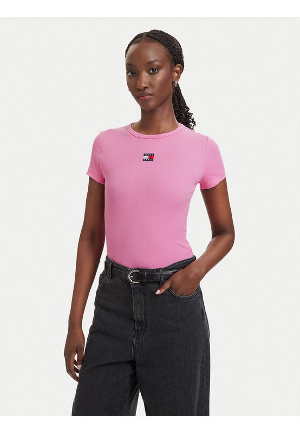 Tommy Jeans T-Shirt Badge DW0DW17881 Różowy jasny Slim Fit. Kolor: różowy. Materiał: bawełna