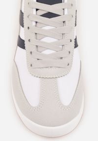 Born2be - Białe Sneakersy z Geometrycznym Motywem Jannata. Okazja: na co dzień. Kolor: biały. Materiał: jeans, dresówka. Wzór: geometria #7