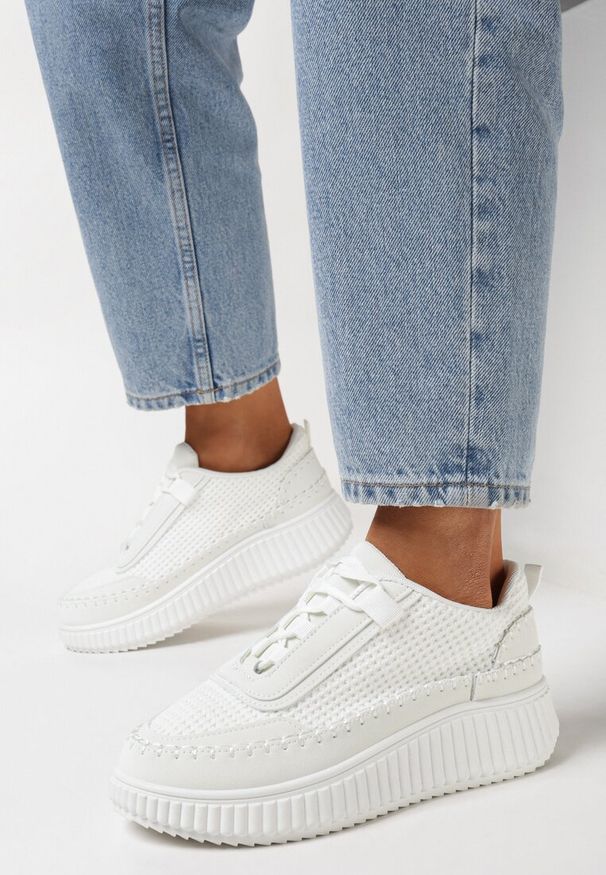Born2be - Białe Sneakersy na Platformie z Ozdobnymi Przeszyciami Wedima. Kolor: biały. Obcas: na platformie